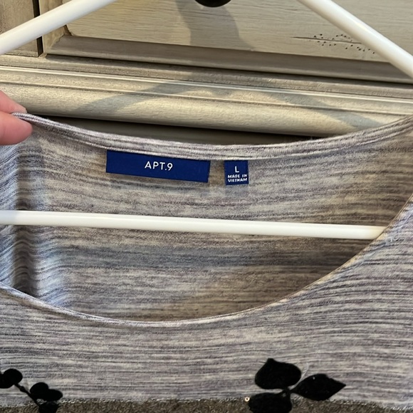 Women’s top - Picture 3 of 3